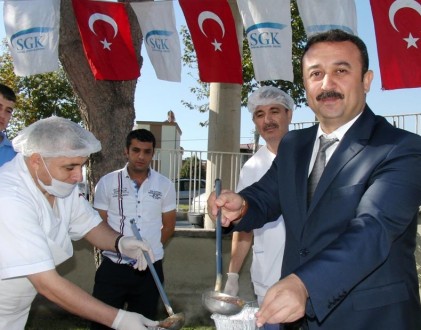 SGK MÜDÜRLÜĞÜ BAHÇESİNDE DAĞITILAN AŞUREYE YOĞUN İLGİ