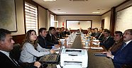 AKSU ÇAYININ ATIKSU KİRLİLİĞİNE VALİ GÜVENÇER BAŞKANLIĞI'NDAKİ TOPLANTIDA ÇÖZÜM ARANDI