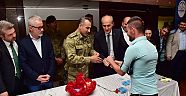 BELEDİYE BAŞKANI ASKERE GİDECEK GENÇERE KINA YAKTI
