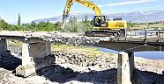 BİR DÖNEME TANIKLIK EDEN VE MEMLEKETİN YÜKÜNÜ TAŞIYAN AKSU KÖPRÜSÜNDE YIKIM ÇALIŞMALARI BAŞLADI