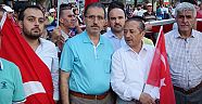 DEMOKRASİ MEYDANLARI TIKLIM TIKLIM,MÜFTÜ DEMİR ELİNDEKİ TÜRK BAYRAĞIYLA NÖBETTE