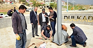 DULKADİROĞLU’NDAN 15 TEMMUZ ANIT PARKINA 23 METRELİK BAYRAK DİREĞİ