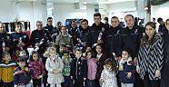 MİNİKLERDEN POLİS AĞABEYLERİNE ANLAMLI ZİYARET
