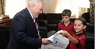 OKULDAKİ İLK GÜNÜN HEYECANINI VE SEVİNÇLERİNİ BAŞKAN MAHÇİÇEK’LE PAYLAŞTILAR
