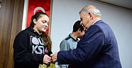 ONİKİŞUBAT BELEDİYESİ, TEOG HAZIRLIK ÖĞRENCİLERİNE SINAV SETİ HEDİYE ETTİ