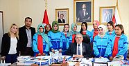 ŞAMPİYON KIZLAR BAŞKAN MAHÇİÇEK’İ ZİYARET ETTİ