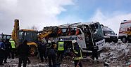 TRAFİK KAZASINDA OTOBÜSTE SIKIŞAN YOLCULARI İTFAİYECİLER KURTARDI