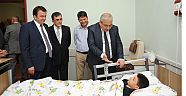 VALİ GÜVENÇER’DEN HASTALARA BAYRAM ZİYARETİ