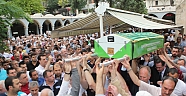 YİĞİT MÜDÜR FARUK ÖZGER GÖZ YAŞLARI ARASINDA BİNLERCE SEVENİ TARAFINDAN UĞURLANDI.