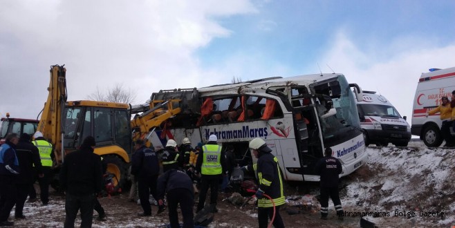 TRAFİK KAZASINDA OTOBÜSTE SIKIŞAN YOLCULARI İTFAİYECİLER KURTARDI