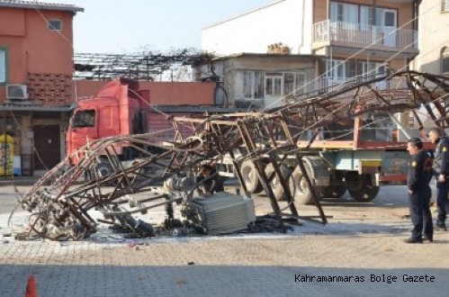 Trafo Direğine Çarpan Tır Yolu Kapattı