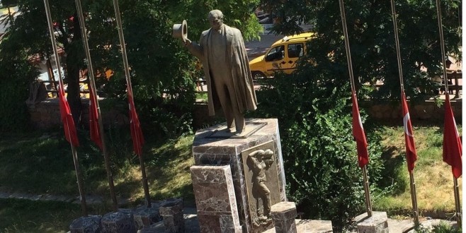 TÜRK HALKI FİLİSTİN İÇİN MİLLİ YASTA , BAYRAKLAR YARIYA İNDİRİLDİ.