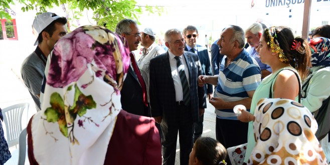 ÜNİVERSİTE ÖĞRENCİLERİ “DONDURMAYLA” KARŞILANDI