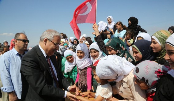 VALİ GÜVENÇER ÇADIRKENT’TE SERGİ AÇILIŞI VE KARNE DAĞITIMINA KATILDI