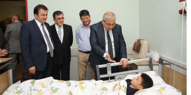 VALİ GÜVENÇER’DEN HASTALARA BAYRAM ZİYARETİ