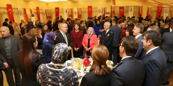 VALİ GÜVENÇER VE BAYAN GÜVENÇER, CUMHURİYETİN İLANININ 92. YILDÖNÜMÜ NEDENİYLE RESEPSİYON VERDİ